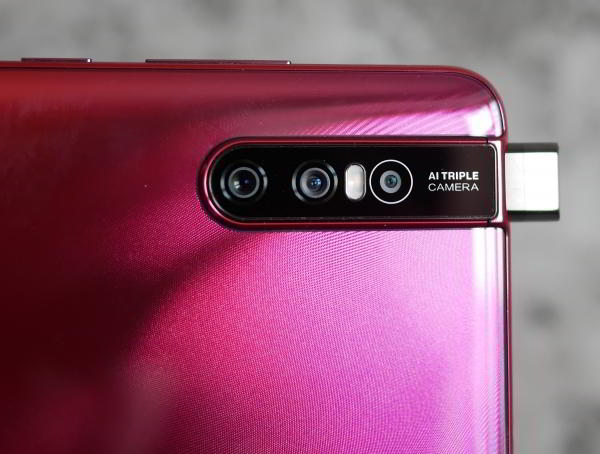 Обзор смартфона Vivo V15 Pro: с "выпрыгивающей" селфи-камерой Обзор смартфона Vivo V15 Pro: с "выпрыгивающей" селфи-камерой