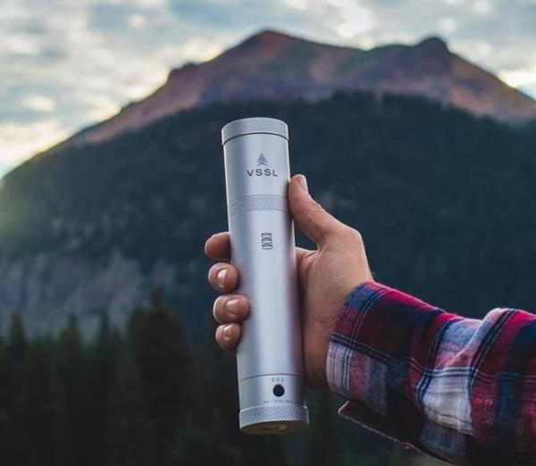 Фонарик VSSL Camp содержит в себе 70 походных предметов Фонарик VSSL Camp содержит в себе 70 походных предметов