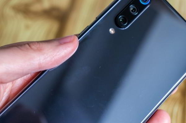 Обзор Xiaomi Mi 9 SE - компактный и немного упрощенный флагман Обзор Xiaomi Mi 9 SE - компактный и немного упрощенный флагман