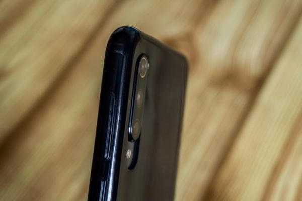 Обзор Xiaomi Mi 9 SE - компактный и немного упрощенный флагман Обзор Xiaomi Mi 9 SE - компактный и немного упрощенный флагман