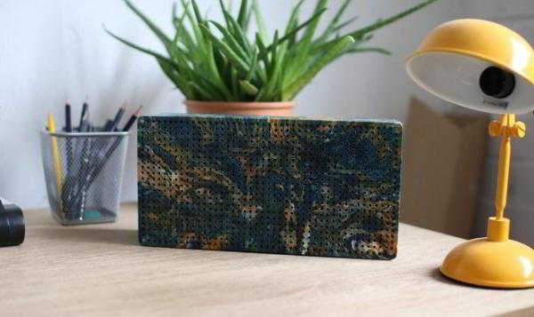 Британские дизайнеры научились делать портативные колонки из пластиковых отходов Британские дизайнеры научились делать портативные колонки из пластиковых отходов