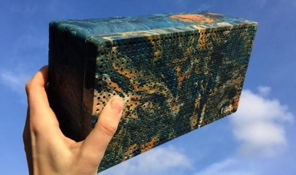 Британские дизайнеры научились делать портативные колонки из пластиковых отходов Британские дизайнеры научились делать портативные колонки из пластиковых отходов