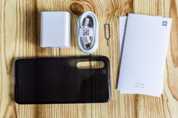 Обзор Xiaomi Mi 9 SE - компактный и немного упрощенный флагман Обзор Xiaomi Mi 9 SE - компактный и немного упрощенный флагман