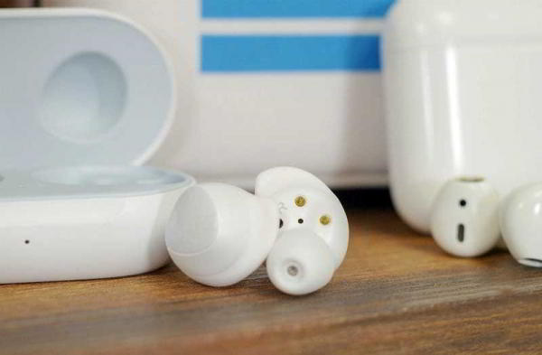 Обзор Samsung Galaxy Buds: долгожданных беспроводных наушников Обзор Samsung Galaxy Buds: долгожданных беспроводных наушников