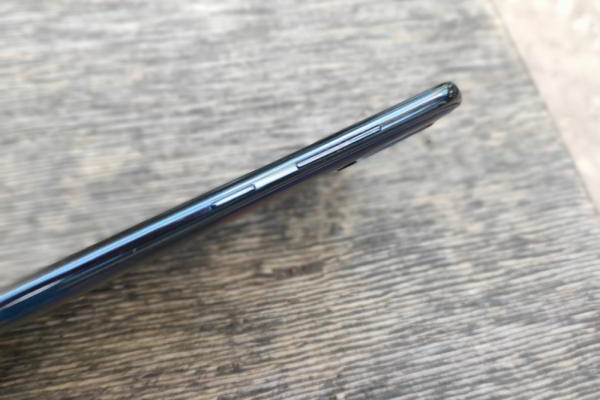 Обзор Samsung Galaxy A70: смартфон с огромным экраном и мощной батареей Обзор Samsung Galaxy A70: смартфон с огромным экраном и мощной батареей