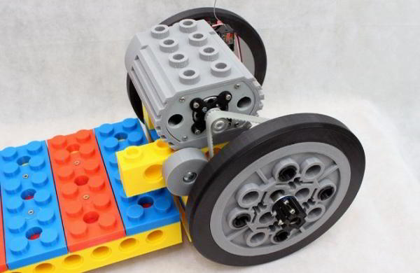 Электро-скейтборд в стиле Lego из напечатанных на 3D-принтере деталей Электро-скейтборд в стиле Lego из напечатанных на 3D-принтере деталей