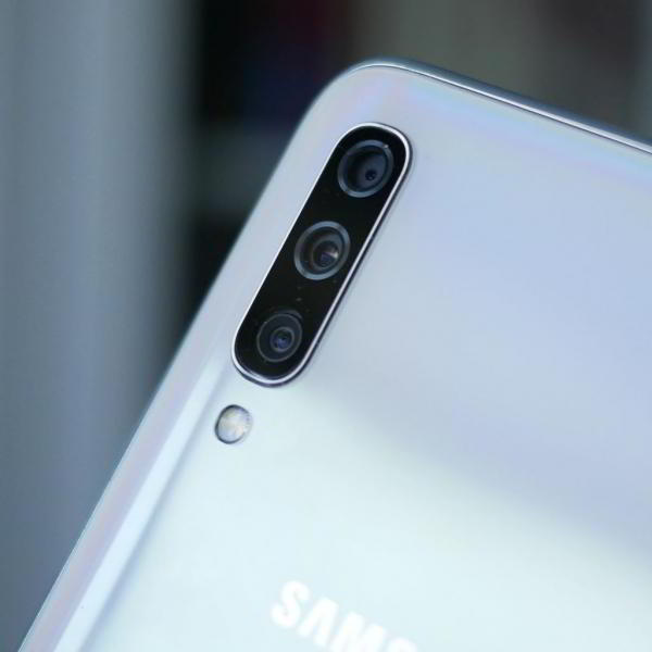 Обзор смартфона Samsung Galaxy A70: внушительный экран и емкая батарея Обзор смартфона Samsung Galaxy A70: внушительный экран и емкая батарея