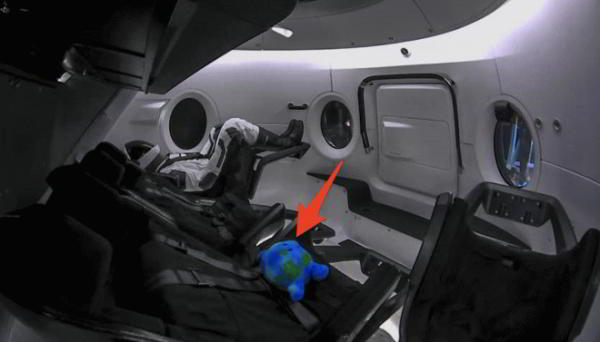 Астронавты на МКС похитили маленькую Землю, и теперь она полноправный член команды Астронавты на МКС похитили маленькую Землю, и теперь она полноправный член команды