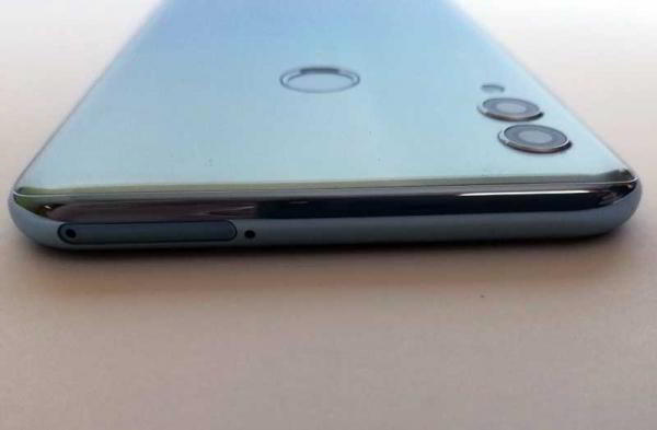 Обзор Honor 10 Lite: бюджетный телефон с потрясной внешностью Обзор Honor 10 Lite: бюджетный телефон с потрясной внешностью