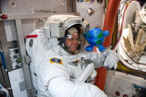 Астронавты на МКС похитили маленькую Землю, и теперь она полноправный член команды Астронавты на МКС похитили маленькую Землю, и теперь она полноправный член команды