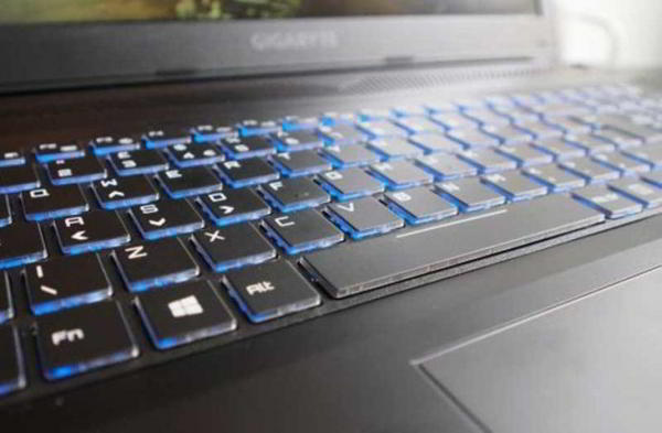 Обзор Gigabyte Sabre 17: мощного ноутбука среднего класса Обзор Gigabyte Sabre 17: мощного ноутбука среднего класса