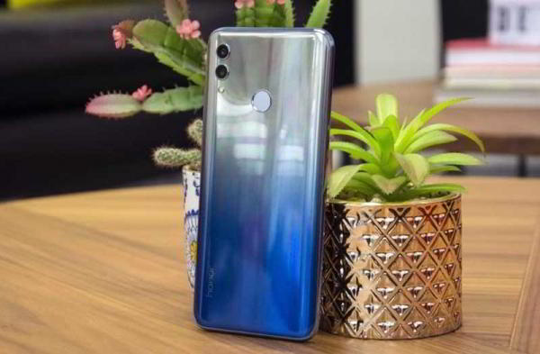 Обзор Honor 10 Lite: бюджетный телефон с потрясной внешностью Обзор Honor 10 Lite: бюджетный телефон с потрясной внешностью