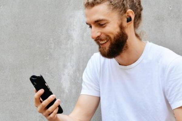 Беспроводные наушники SoundFlow размещаются и заряжаются внутри смартфона Беспроводные наушники SoundFlow размещаются и заряжаются внутри смартфона