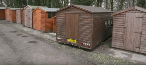 Самая быстрая избушка в мире способна ездить со скоростью 150 км/ч Самая быстрая избушка в мире способна ездить со скоростью 150 км/ч