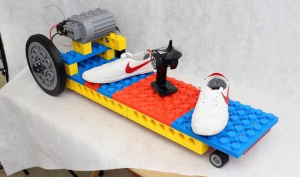 Электро-скейтборд в стиле Lego из напечатанных на 3D-принтере деталей Электро-скейтборд в стиле Lego из напечатанных на 3D-принтере деталей