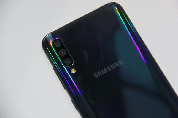 Обзор Samsung Galaxy A70: смартфон с огромным экраном и мощной батареей Обзор Samsung Galaxy A70: смартфон с огромным экраном и мощной батареей