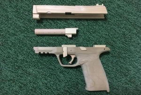 Неизвестный японский студент создает фантастические деревянные копии стрелкового оружия Неизвестный японский студент создает фантастические деревянные копии стрелкового оружия