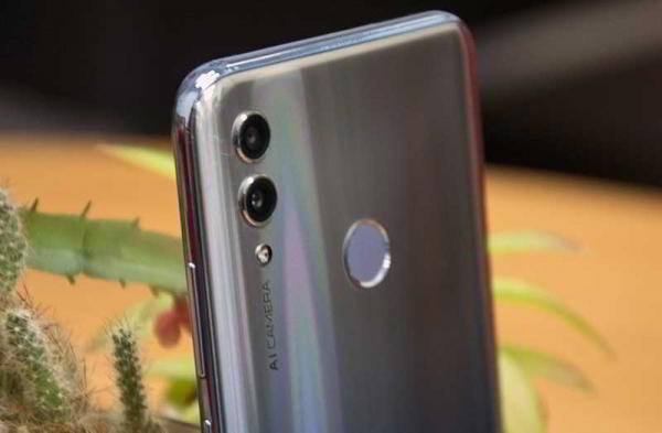 Обзор Honor 10 Lite: бюджетный телефон с потрясной внешностью Обзор Honor 10 Lite: бюджетный телефон с потрясной внешностью