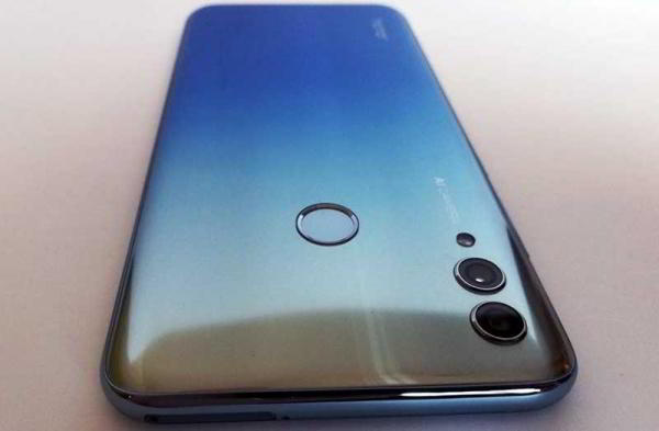 Обзор Honor 10 Lite: бюджетный телефон с потрясной внешностью Обзор Honor 10 Lite: бюджетный телефон с потрясной внешностью