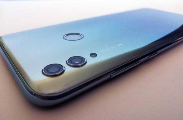 Обзор Honor 10 Lite: бюджетный телефон с потрясной внешностью Обзор Honor 10 Lite: бюджетный телефон с потрясной внешностью