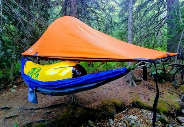 Подвесная палатка Bivymok выдержит груз весом до полтонны Подвесная палатка Bivymok выдержит груз весом до полтонны