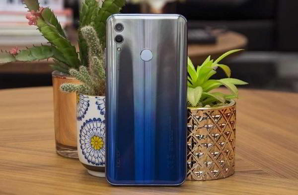 Обзор Honor 10 Lite: бюджетный телефон с потрясной внешностью Обзор Honor 10 Lite: бюджетный телефон с потрясной внешностью