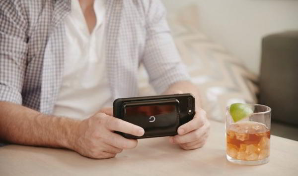 Пауэрбанк Prelude прилипает к смартфону и передает ему энергию на ходу Пауэрбанк Prelude прилипает к смартфону и передает ему энергию на ходу