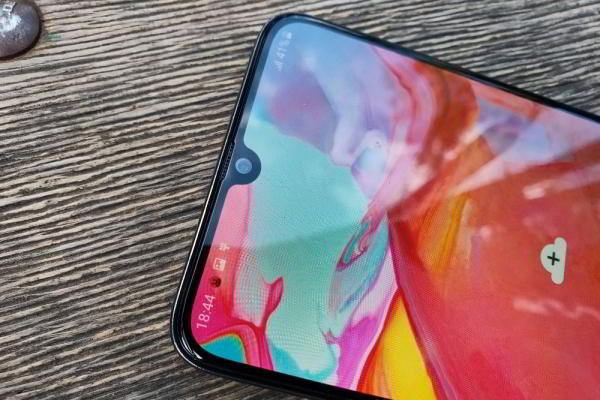 Обзор Samsung Galaxy A70: смартфон с огромным экраном и мощной батареей Обзор Samsung Galaxy A70: смартфон с огромным экраном и мощной батареей