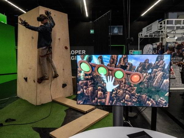 Виртуальный скалодром поможет победить страх высоты Виртуальный скалодром поможет победить страх высоты