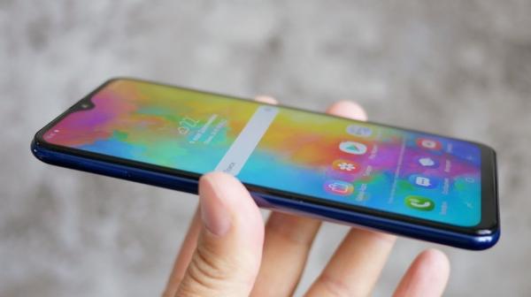 Обзор смартфона Samsung Galaxy M20: долгожитель с треугольной "челкой" Обзор смартфона Samsung Galaxy M20: долгожитель с треугольной "челкой"