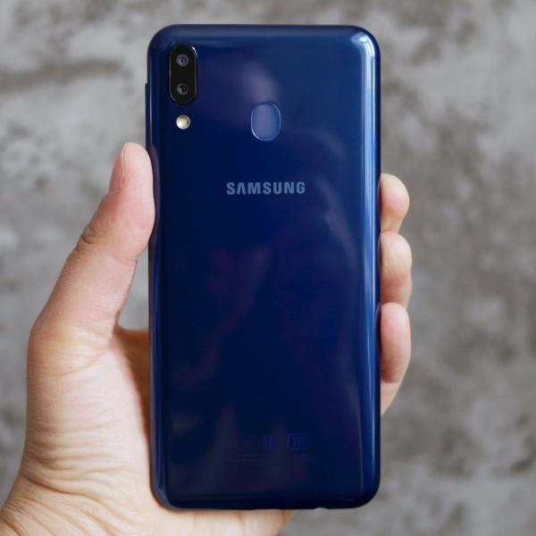 Обзор смартфона Samsung Galaxy M20: долгожитель с треугольной "челкой" Обзор смартфона Samsung Galaxy M20: долгожитель с треугольной "челкой"