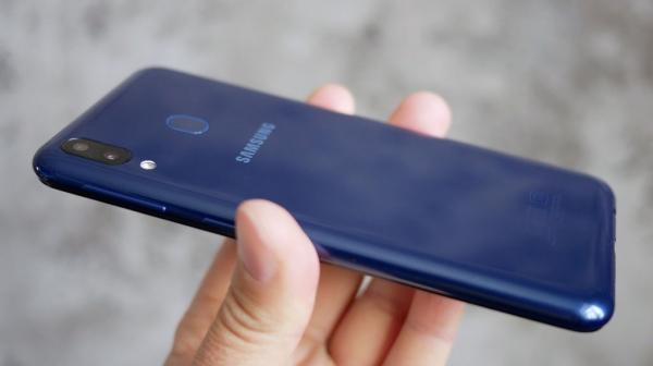 Обзор смартфона Samsung Galaxy M20: долгожитель с треугольной "челкой" Обзор смартфона Samsung Galaxy M20: долгожитель с треугольной "челкой"
