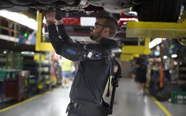 Ford внедряет экзоскелеты EksoVest для рабочих на заводах по всему миру Ford внедряет экзоскелеты EksoVest для рабочих на заводах по всему миру