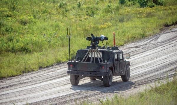 Армия США испытывает роботизированный автомобиль Humvee с пулеметом ARAS Армия США испытывает роботизированный автомобиль Humvee с пулеметом ARAS