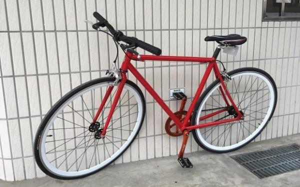 Магнитные педали не дадут велосипеду упасть на стоянке