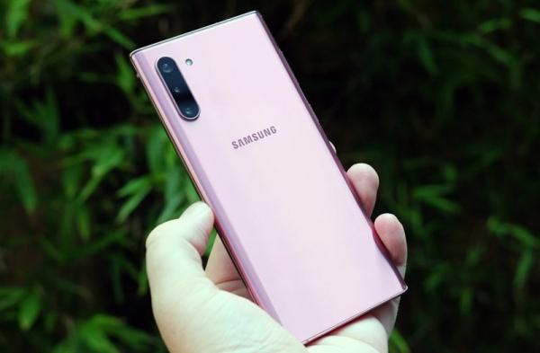 Первый обзор Samsung Galaxy Note 10: меньший смартфон с широкими возможностями Первый обзор Samsung Galaxy Note 10: меньший смартфон с широкими возможностями