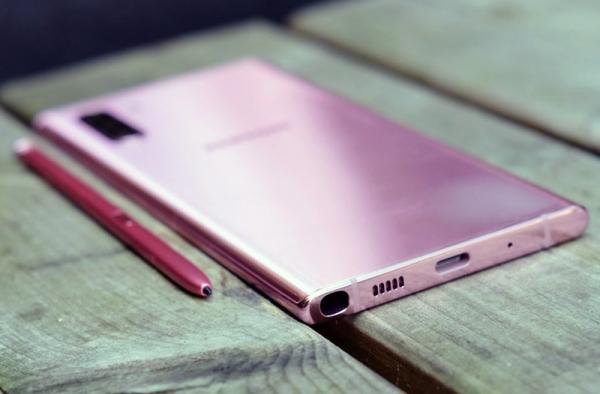 Первый обзор Samsung Galaxy Note 10: меньший смартфон с широкими возможностями Первый обзор Samsung Galaxy Note 10: меньший смартфон с широкими возможностями