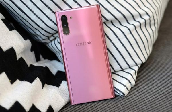 Первый обзор Samsung Galaxy Note 10: меньший смартфон с широкими возможностями Первый обзор Samsung Galaxy Note 10: меньший смартфон с широкими возможностями