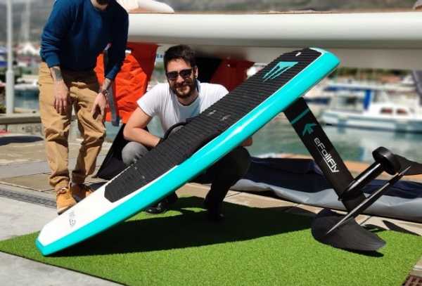 Электросерф Neptun X позволит летать над водой со скоростью 45 км/ч Электросерф Neptun X позволит летать над водой со скоростью 45 км/ч