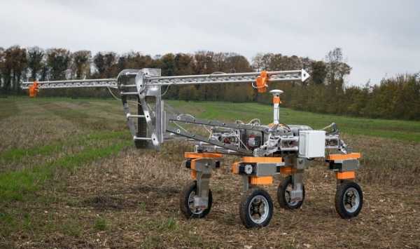 Команда роботов-фермеров эффективно истребляет сорняки электрическими разрядами Команда роботов-фермеров эффективно истребляет сорняки электрическими разрядами