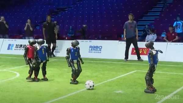 В Пекине прошёл первый в мире футбольный турнир между гуманоидными роботами (3 фото + видео) В Пекине прошёл первый в мире футбольный турнир между гуманоидными роботами (3 фото + видео)
