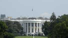 Секретная служба США блокировала Белый дом из-за брошенного через забор смартфона Секретная служба США блокировала Белый дом из-за брошенного через забор смартфона