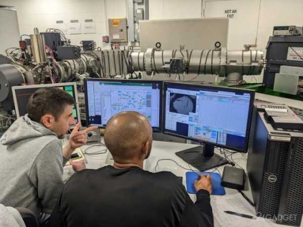 NASA вскрыло образцы лунного грунта, привезённые 50 лет назад — и усомнилось в теории образования спутника Земли (2 фото) NASA вскрыло образцы лунного грунта, привезённые 50 лет назад — и усомнилось в теории образования спутника Земли (2 фото)