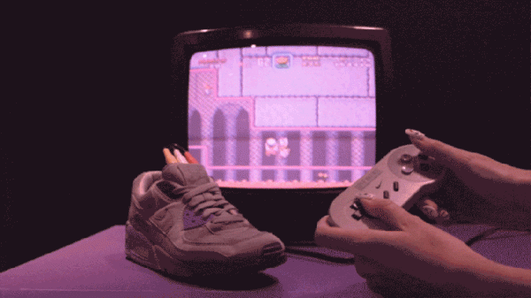 Дизайнер превратил кроссовки Nike в полноценную ретро-консоль с играми SNES Дизайнер превратил кроссовки Nike в полноценную ретро-консоль с играми SNES
