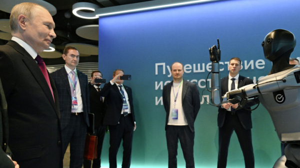 Робот станцевал перед Путиным на конференции “Сбера” по ИИ