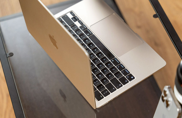 Обзор Apple MacBook Air 13 (M3): компактный ноутбук стал быстрее, эффективнее и автономнее Обзор Apple MacBook Air 13 (M3): компактный ноутбук стал быстрее, эффективнее и автономнее