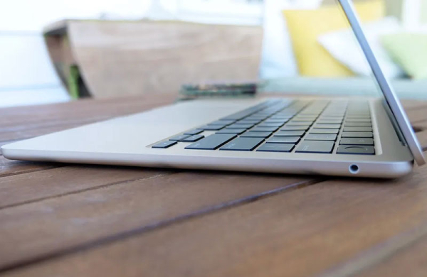 Обзор Apple MacBook Air 13 (M3): компактный ноутбук стал быстрее, эффективнее и автономнее Обзор Apple MacBook Air 13 (M3): компактный ноутбук стал быстрее, эффективнее и автономнее