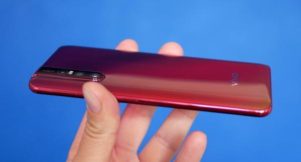 Обзор смартфона Vivo V15 Pro: с "выпрыгивающей" селфи-камерой Обзор смартфона Vivo V15 Pro: с "выпрыгивающей" селфи-камерой