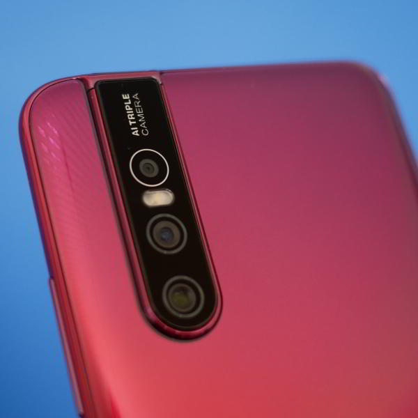 Обзор смартфона Vivo V15 Pro: с "выпрыгивающей" селфи-камерой Обзор смартфона Vivo V15 Pro: с "выпрыгивающей" селфи-камерой