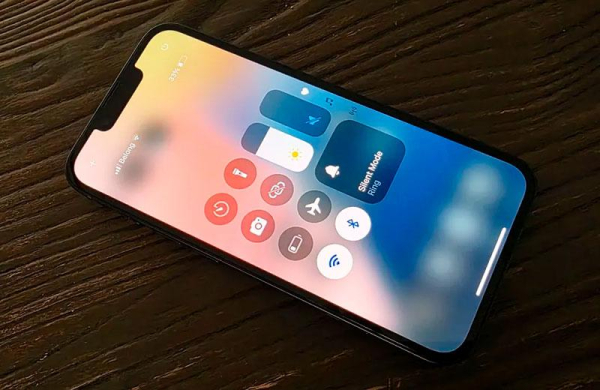 Обзор Apple iPhone 16e: стоит ли покупать самый бюджетный новый айфон Обзор Apple iPhone 16e: стоит ли покупать самый бюджетный новый айфон